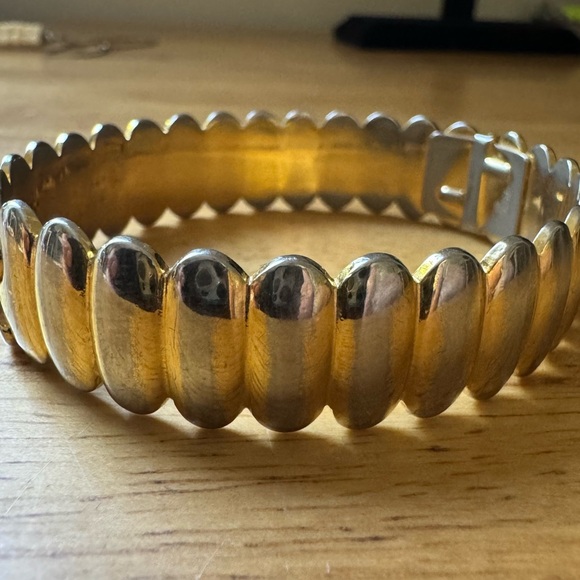 Vintage Monet Gold Tone Oval Hinged Bangle Bracelet Signed - GORGEOUS - Picture 1 of 5